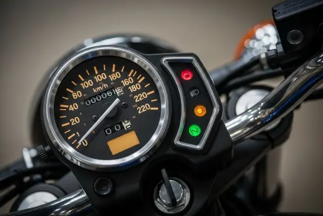 mito sobre la velocidad y el tacometro de una moto